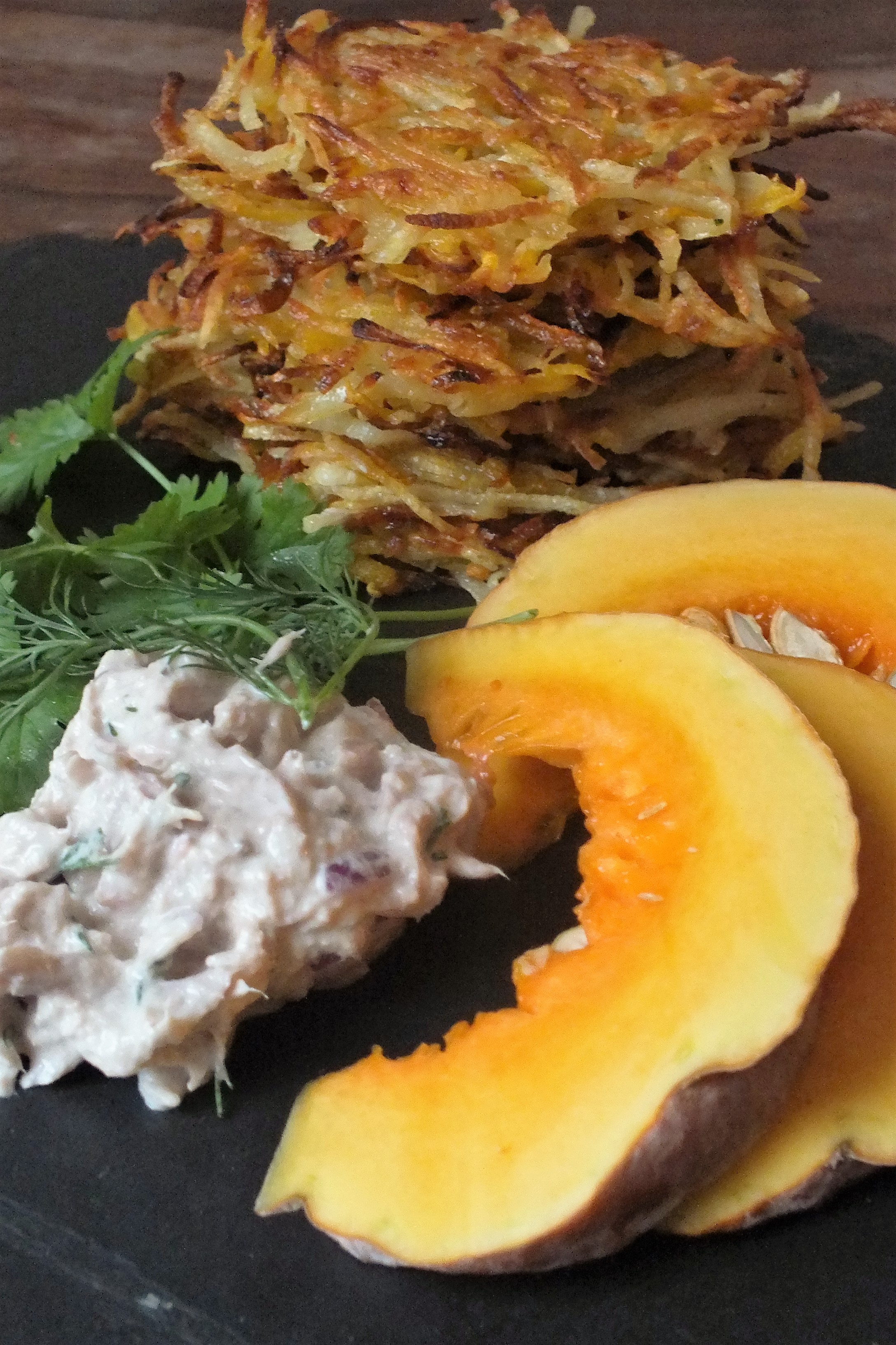 KARTOFFEL-KÜRBIS-RÖSTI MIT THUNFISCHTATAR 8 Kartoffel Kürbis Rösti