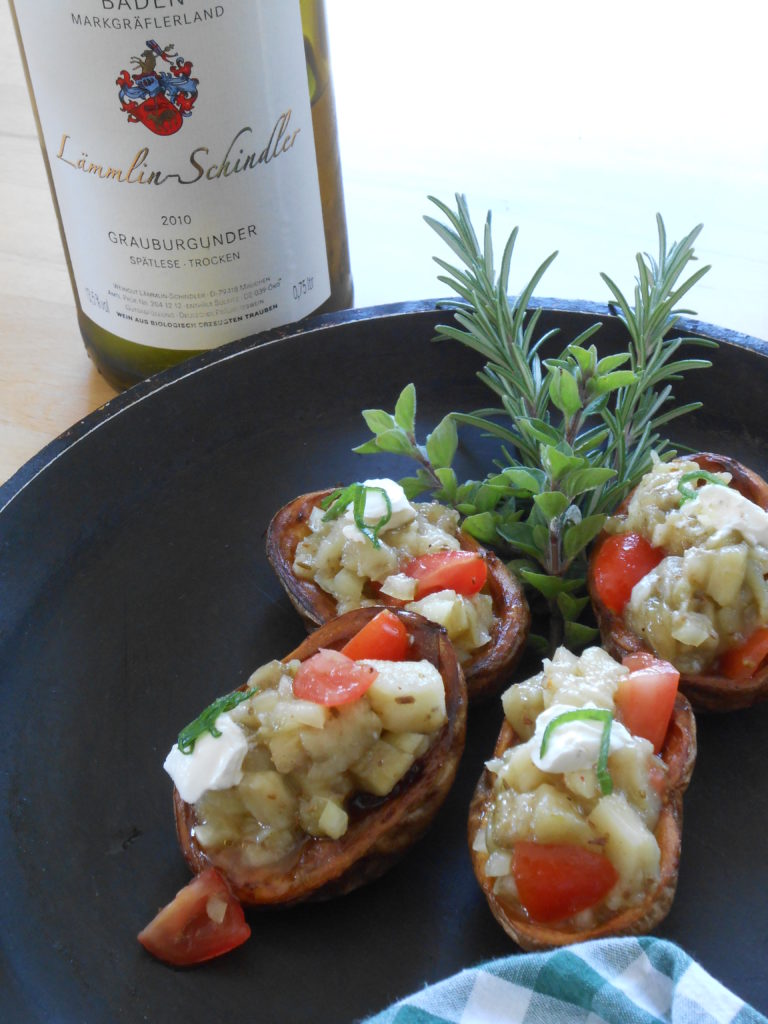 KARTOFFELSCHIFFCHEN MIT AUBERGINEN-PAPRIKA-SALAT - Kartoffelwerkstatt