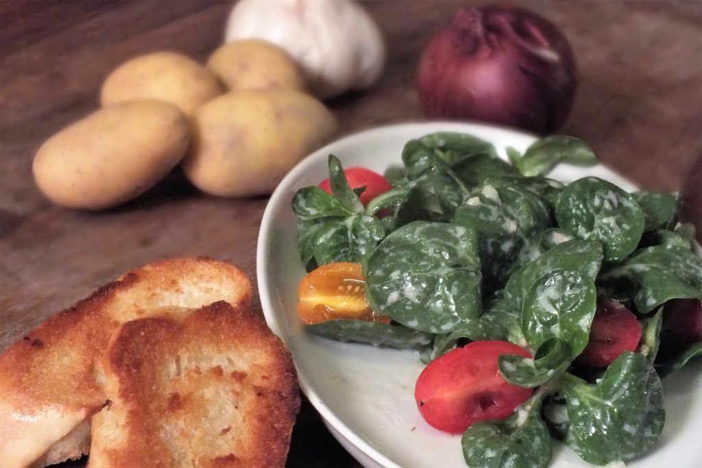 FELDSALAT MIT KARTOFFELDRESSING - Kartoffelwerkstatt