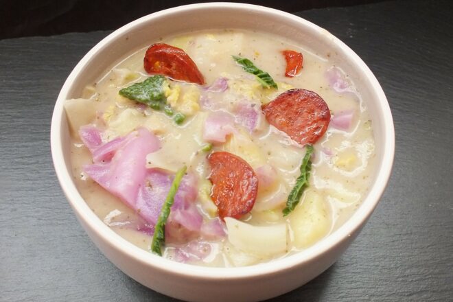 Bunte Kartoffelsuppe mit Chorizo