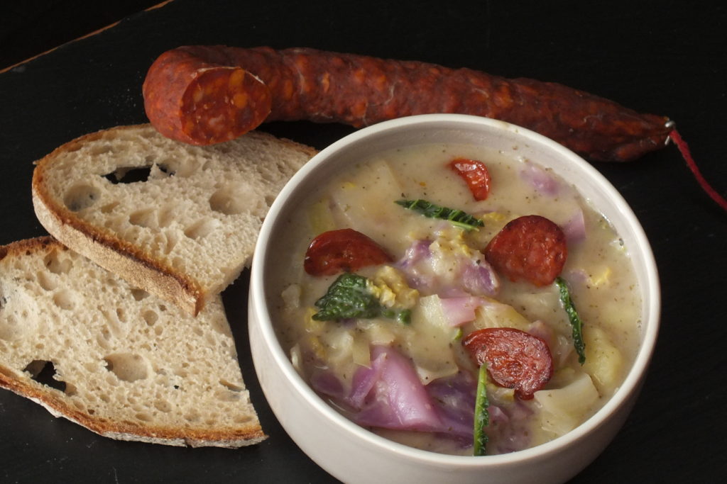 Kartoffel Kohl Suppe mit Chorizo Chips