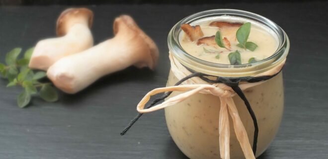 Kartoffelsuppe mit Kräuterseitlinge und Trüffelbutter