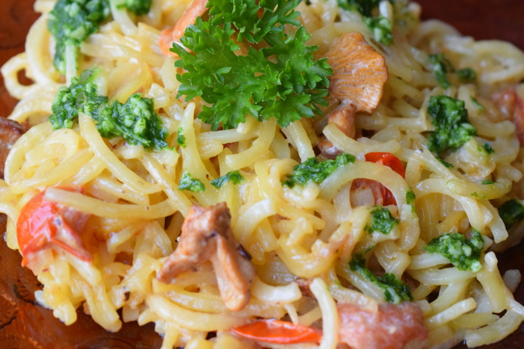 KARTOFFELSPAGHETTI MIT PFIFFERLINGEN,AIOLI-SAHNESOßE &amp; PETERSILIENPESTO ...