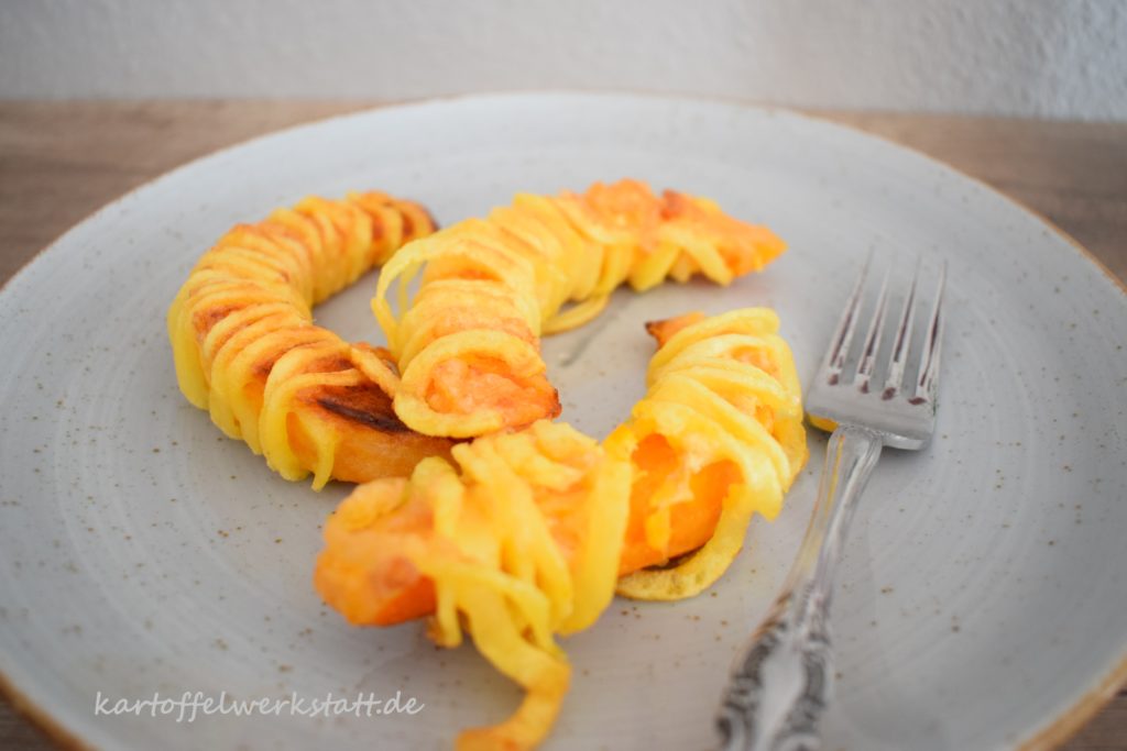 Kürbisspalten im Kartoffelmantel