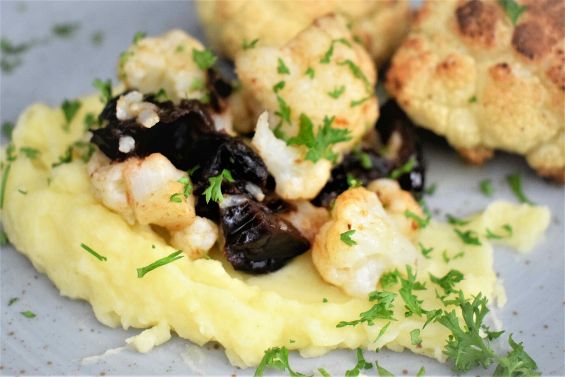 Kartoffelschaum mit gebackenem Blumenkohl und Trockenpflaumenragout