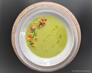 Kartoffel Erbsen suppe mit Eisbein