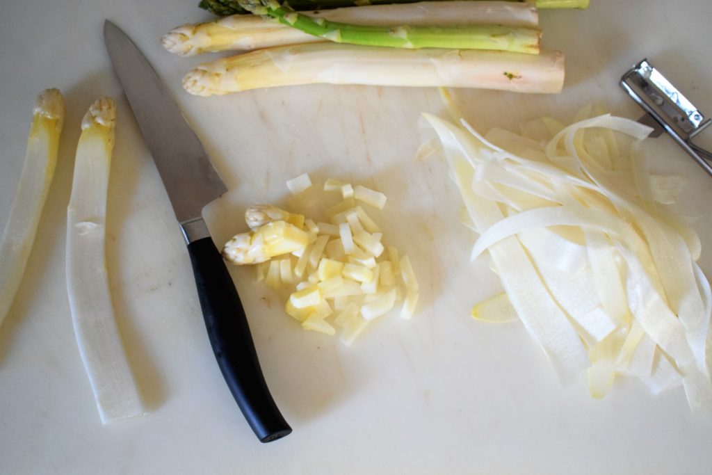 Spargel schälen