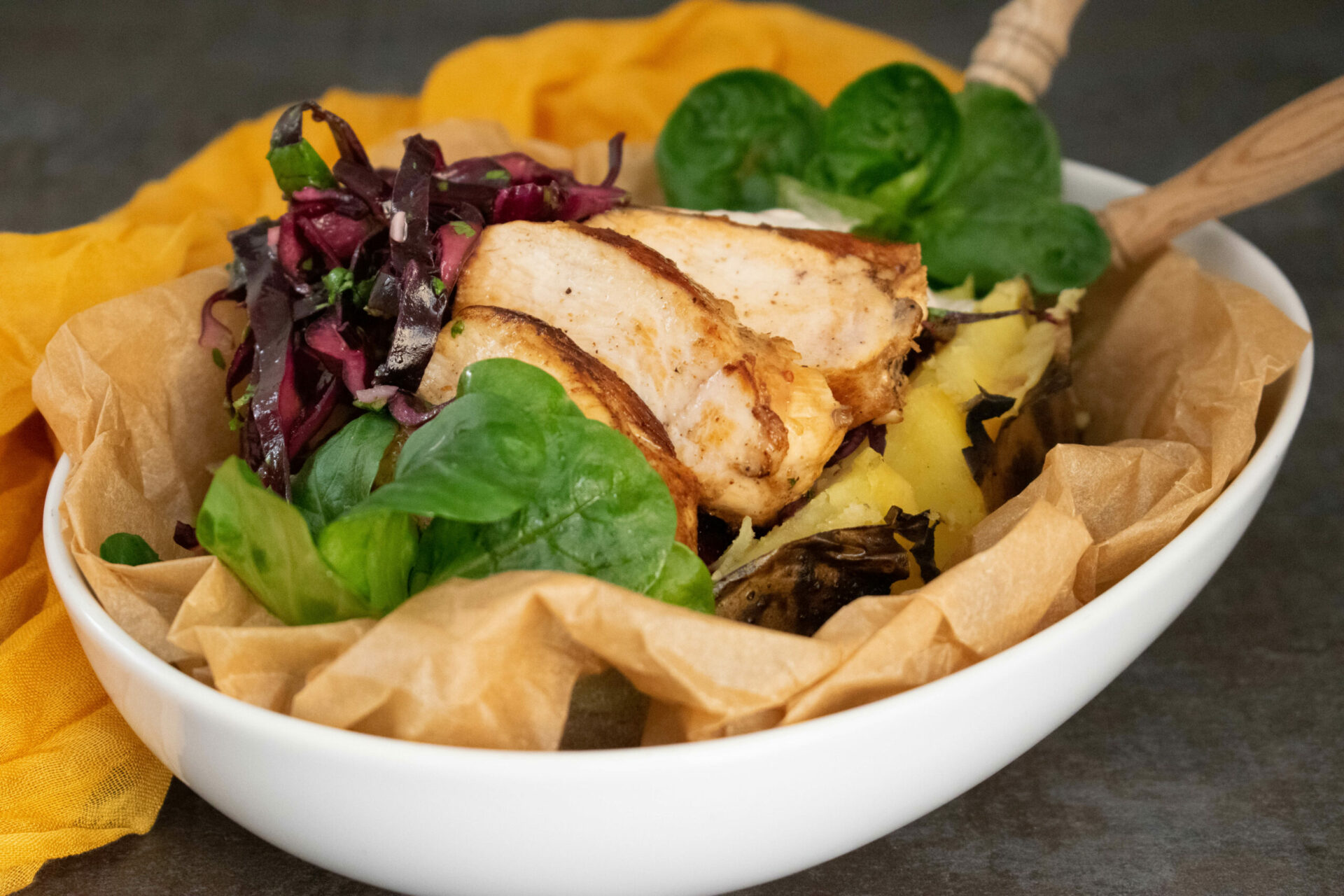 OFENKARTOFFEL MIT HÄHNCHEN &amp; ROTKRAUTSALAT - Kartoffelwerkstatt