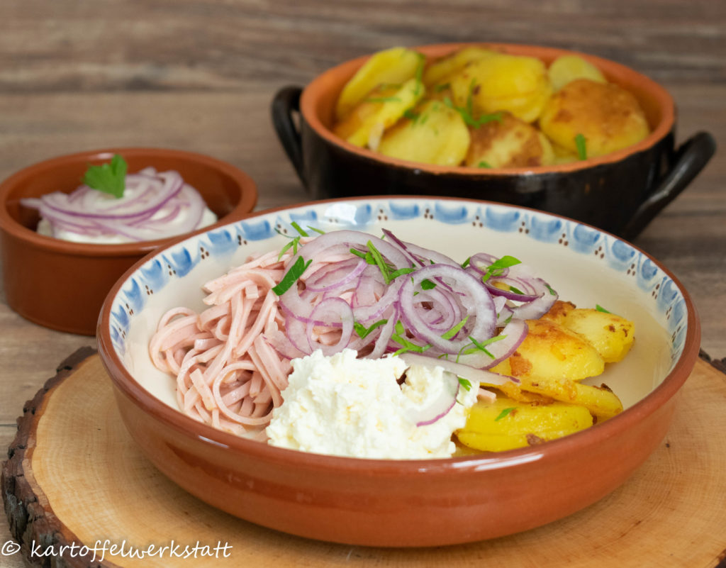 Wurstsalat mit Bratkartoffeln und Quark