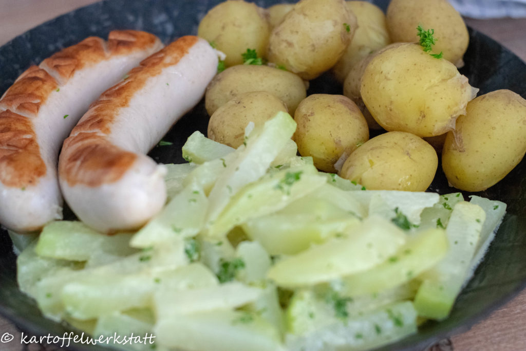 Bratwurst mit Kohlrabi und neuen Kartoffeln
