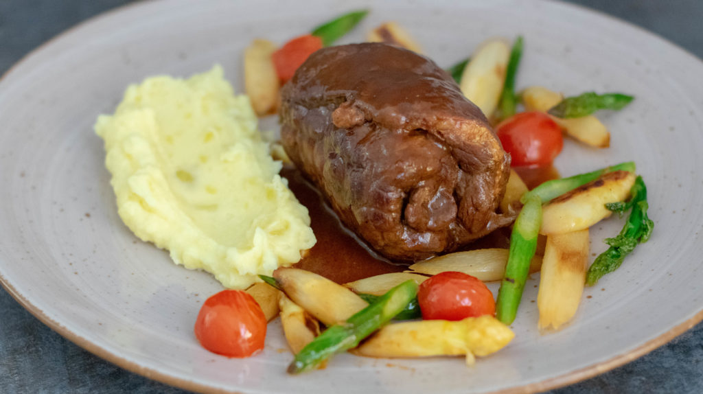 RINDERROULADE MIT KARTOFFELSTAMPF &amp; SPARGELGEMÜSE - Kartoffelwerkstatt