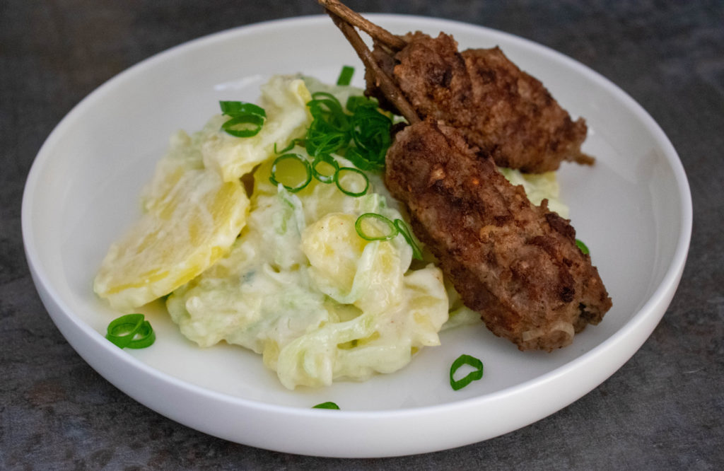 Griechischer Kartoffelsalat mit Hackfleischspieß