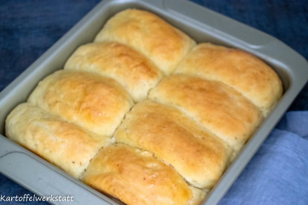 Kartoffelbuchtel frisch gebacken mit wenig Hefe.