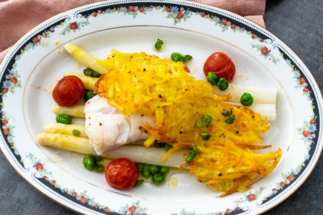 Fisch unter der Kartoffelkruste mit Spargel