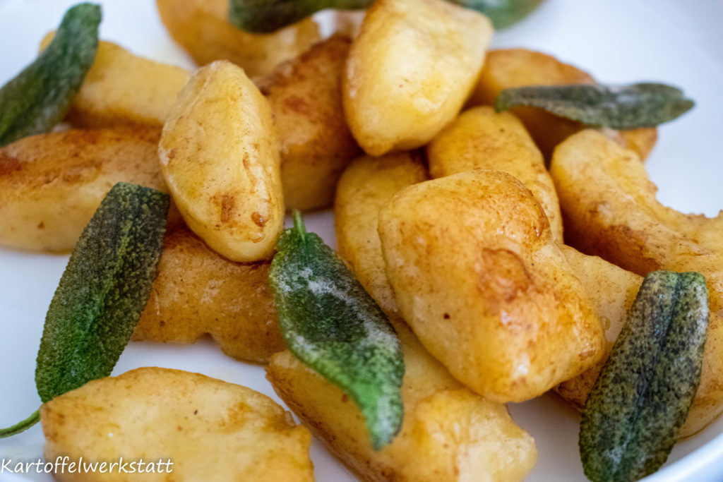 Kartoffelgnochi in Salbeibutter geschwenkt