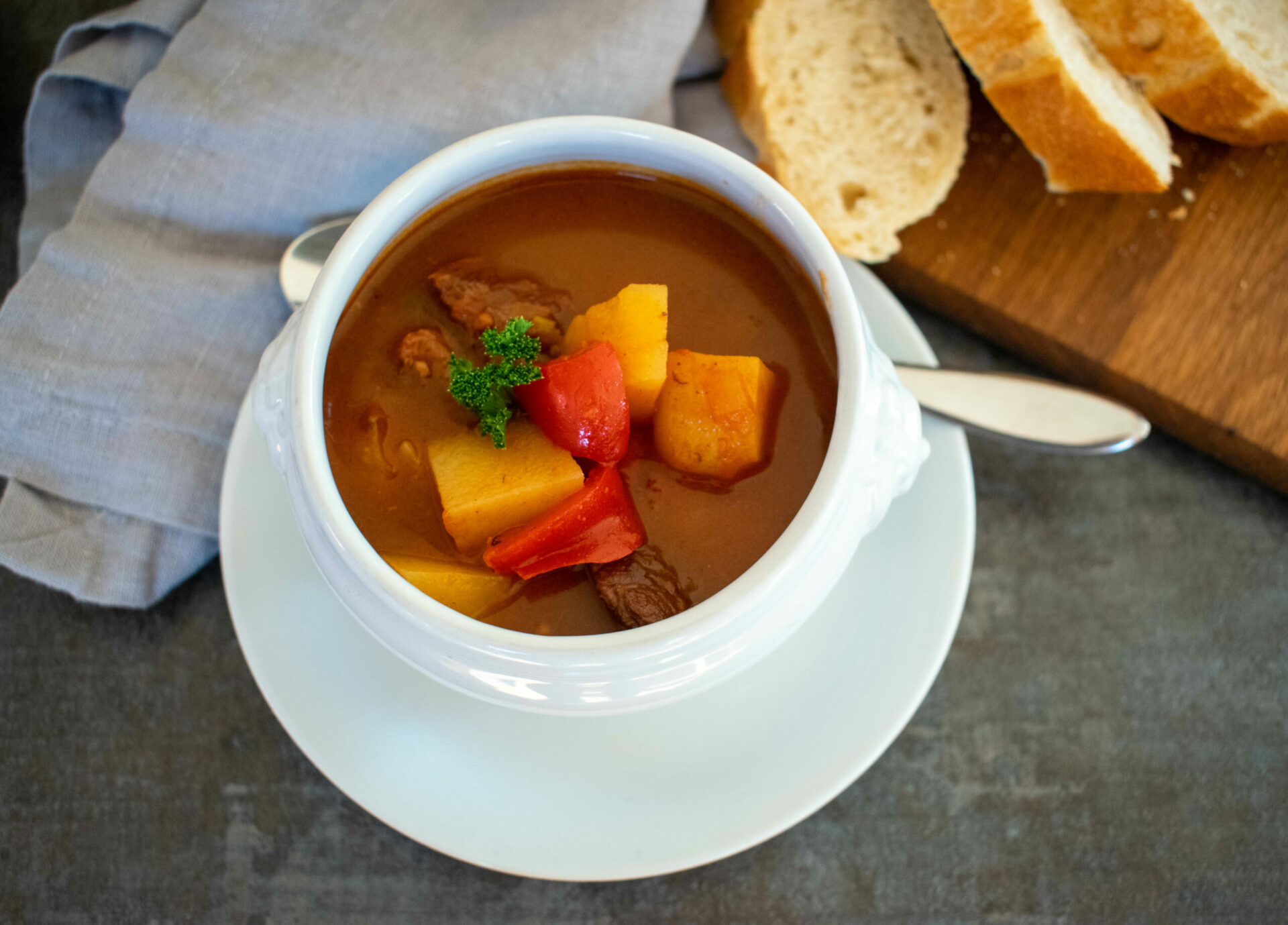 GULASCHSUPPE MIT KARTOFFELN - Kartoffelwerkstatt GULASCHSUPPE MIT KARTOFFELN - Kartoffelwerkstatt