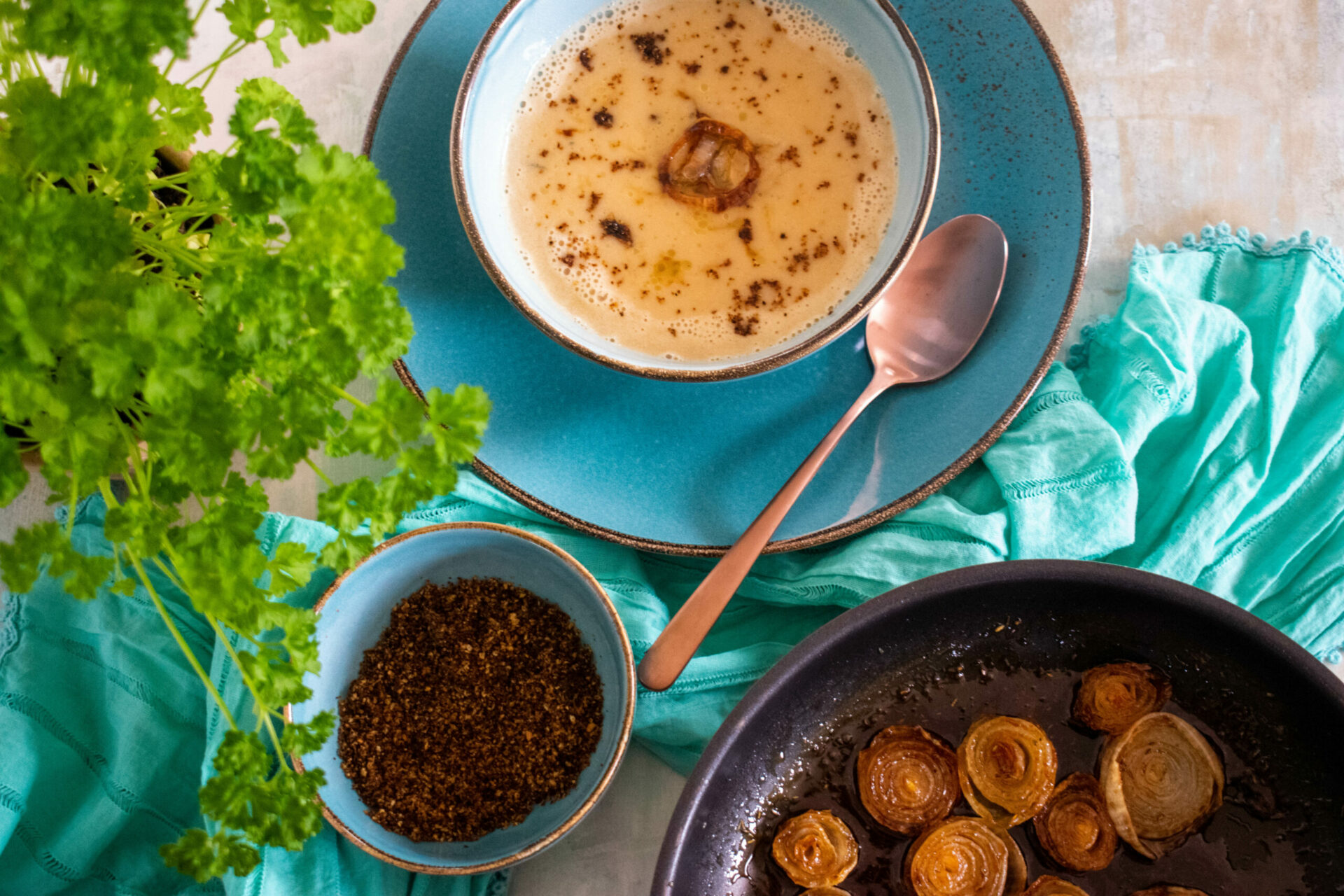 KARTOFFELSUPPE MIT KARAMELLISIERTEN ZWIEBELN - Kartoffelwerkstatt