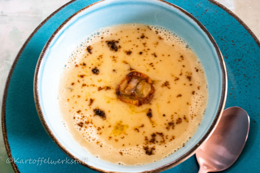 KARTOFFELSUPPE MIT KARAMELLISIERTEN ZWIEBELN 3 Kartoffelsuppe mit karamellisierte Zwiebeln Kartoffelwerkstatt Zwiebelsuppe