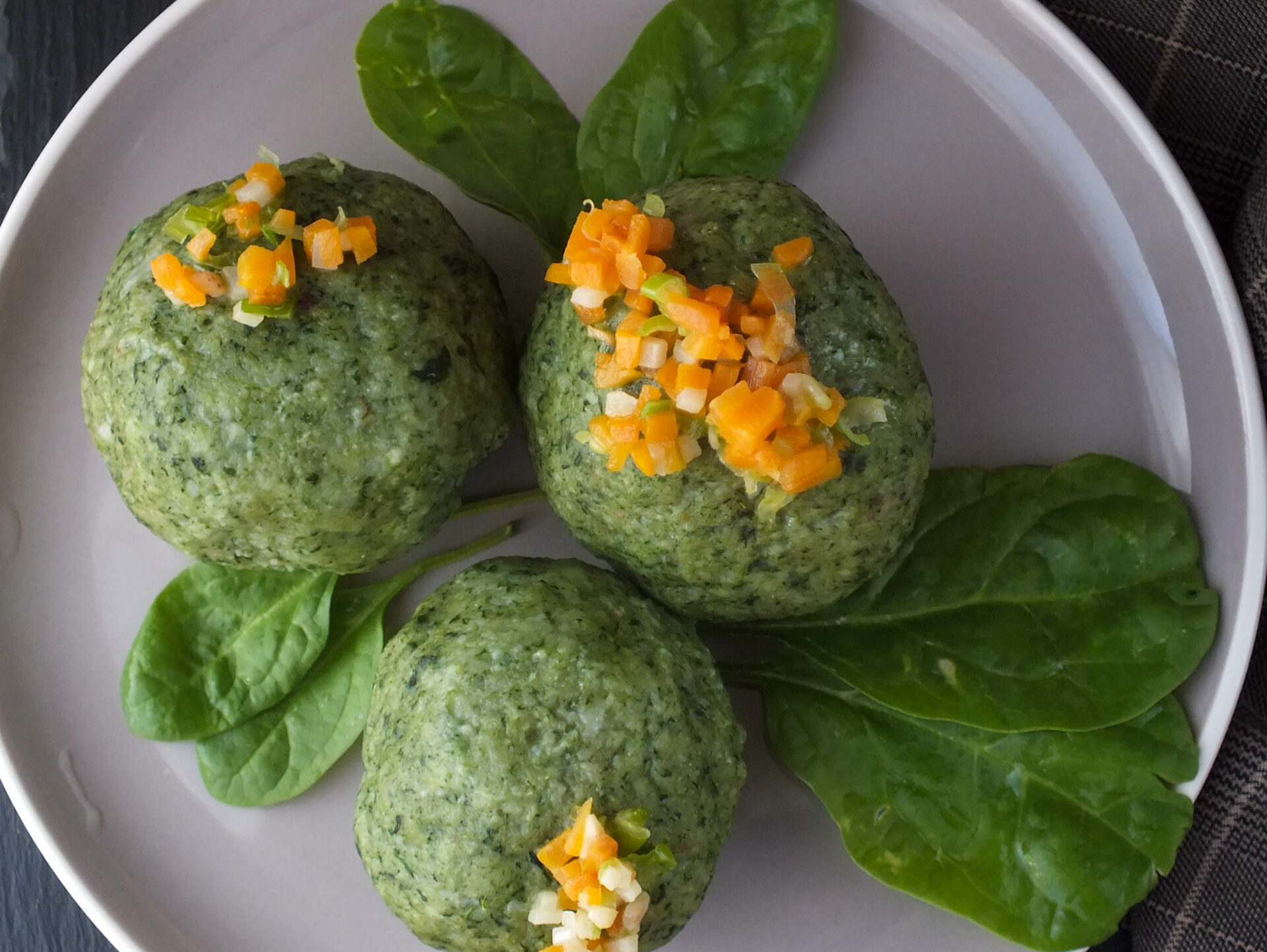 SPINATKNÖDEL MIT PARMESAN UND PILZRAHMRAGOUT - Kartoffelwerkstatt