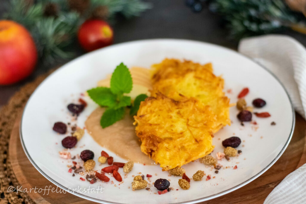 KARTOFFELPUFFER MIT BRATAPFELMUS - Kartoffelwerkstatt