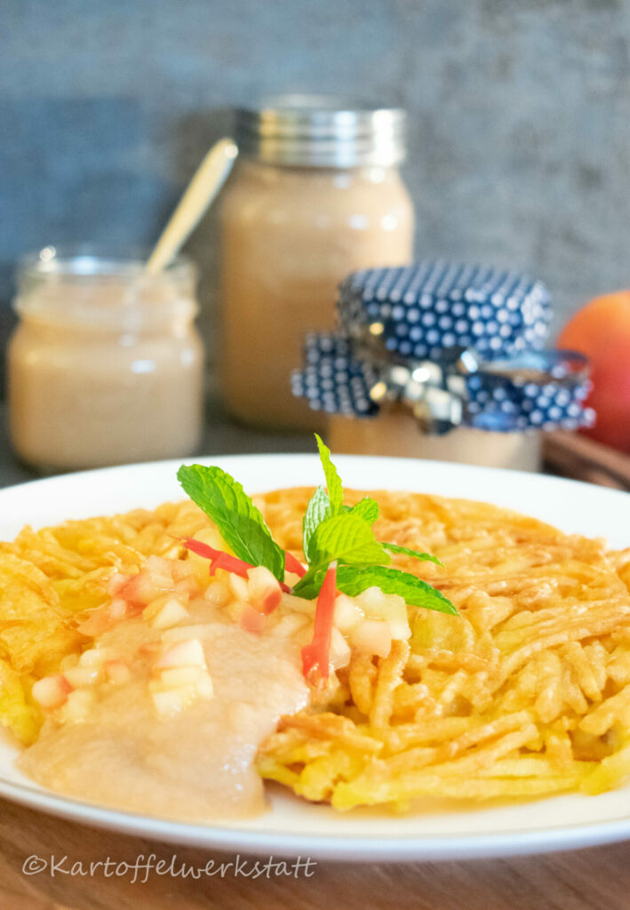 KARTOFFELPUFFER MIT BRATAPFELMUS - Kartoffelwerkstatt