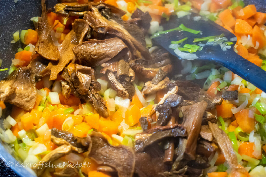 KARTOFFELGULASCH - VEGETARISCH - Kartoffelwerkstatt KARTOFFELGULASCH - VEGETARISCH - Kartoffelwerkstatt