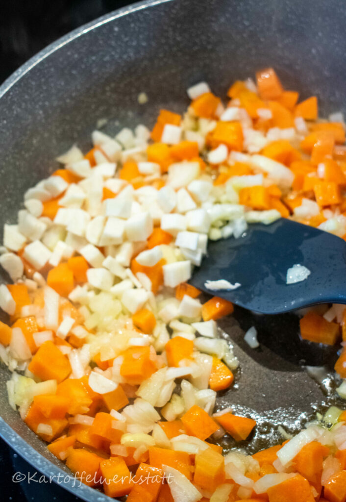 KARTOFFELGULASCH - VEGETARISCH - Kartoffelwerkstatt KARTOFFELGULASCH - VEGETARISCH - Kartoffelwerkstatt