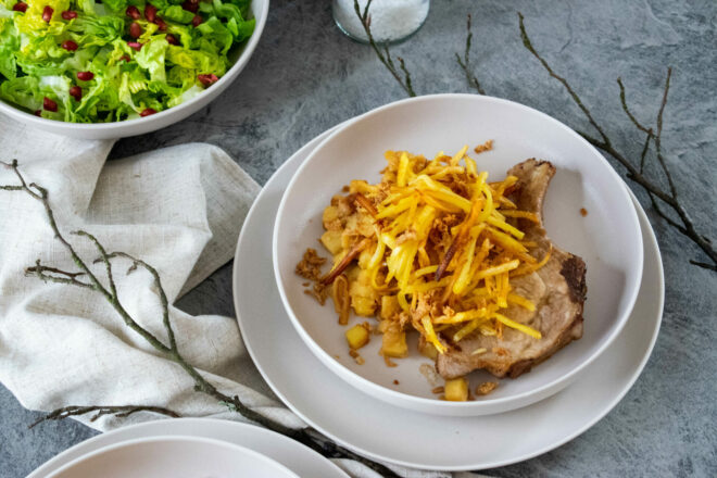 Röstkartoffelragout mit gebratenem Schweinekotelett