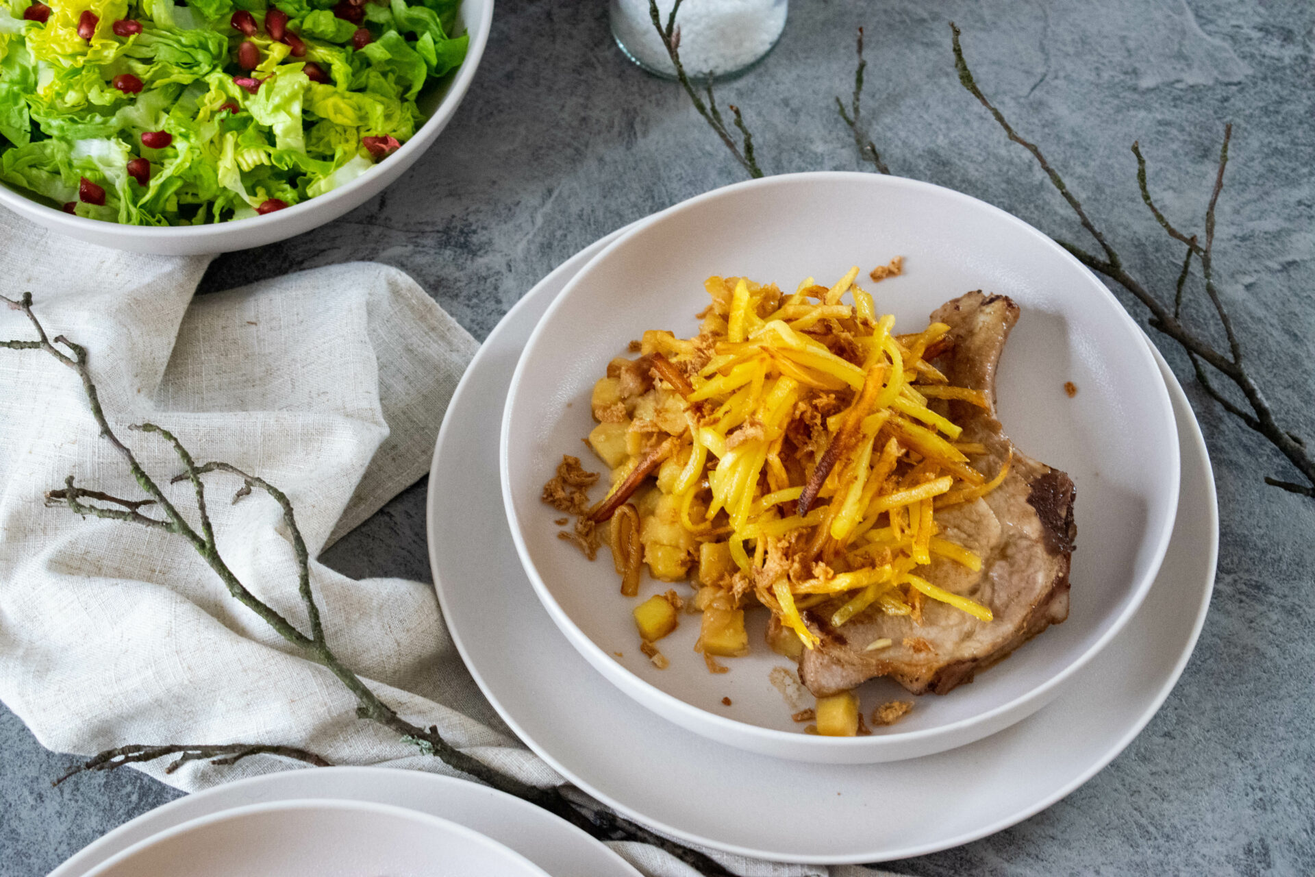 Röstkartoffelragout mit gebratenem Schweinekotelett