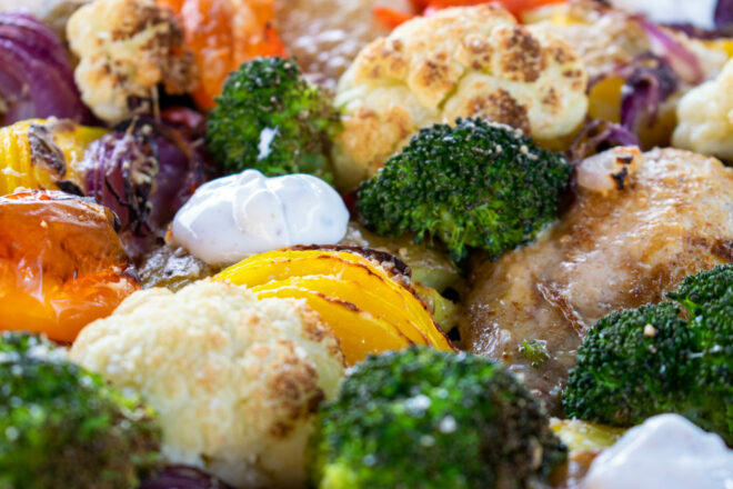 BLECHGERICHT mit Quetschkartoffeln, Herbstgemüse und Hähnchen
